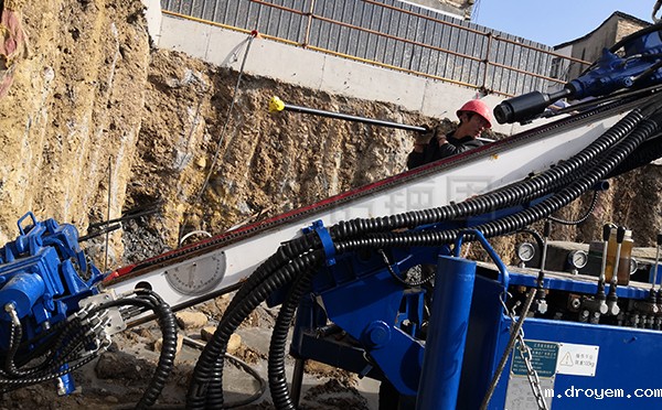 锚杆挂网喷浆护坡施工