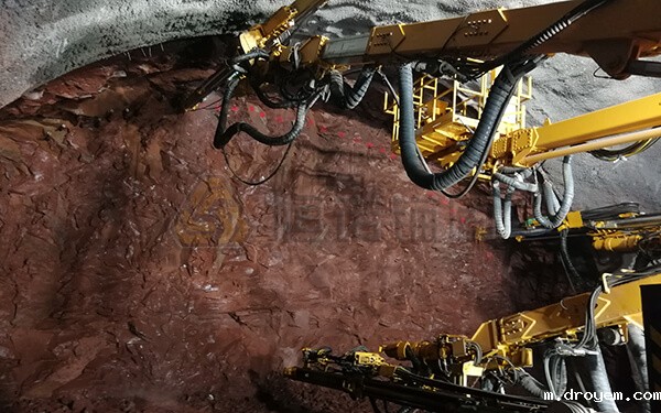 张吉怀铁路丁王隧道自钻式管棚支护项目三臂凿岩台车 张吉怀铁路丁王隧道自钻式管棚支护项目三臂凿岩台车