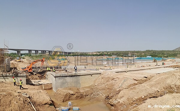 三门峡市灵宝弘农涧河液压坝自钻式锚杆基础加固项目全景 三门峡市灵宝弘农涧河液压坝自钻式锚杆基础加固项目全景