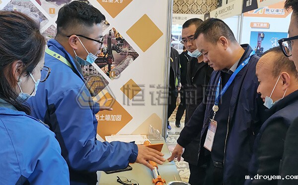 我司参展人员为客户讲解自钻式锚杆产品知识 我司参展人员为客户讲解自钻式锚杆产品知识