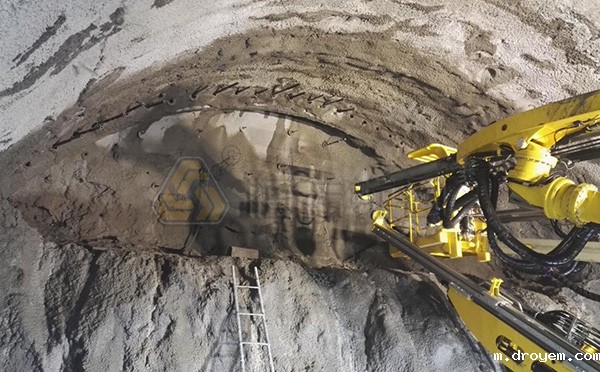 自钻式超前管棚